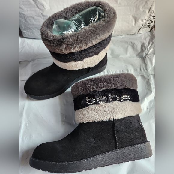 Cozy Black and Gray Women's Winter Boots - Picture 3 of 7